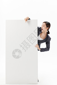 手扶白板表情惊讶的职场商务女性背景图片