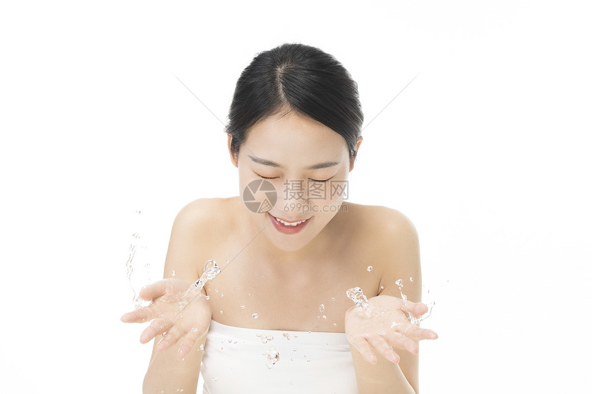 元气少女用清水洗脸图片