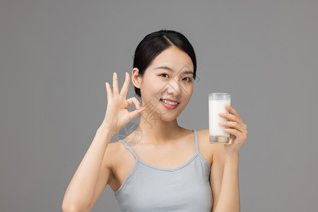 喝牛奶的健康活力女性高清图片