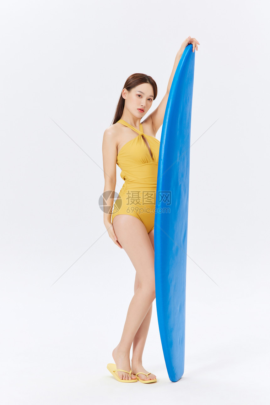 夏天元气美女手拿冲浪板图片