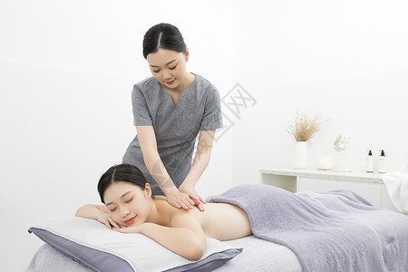 女性spa推拿按摩揉肩图片