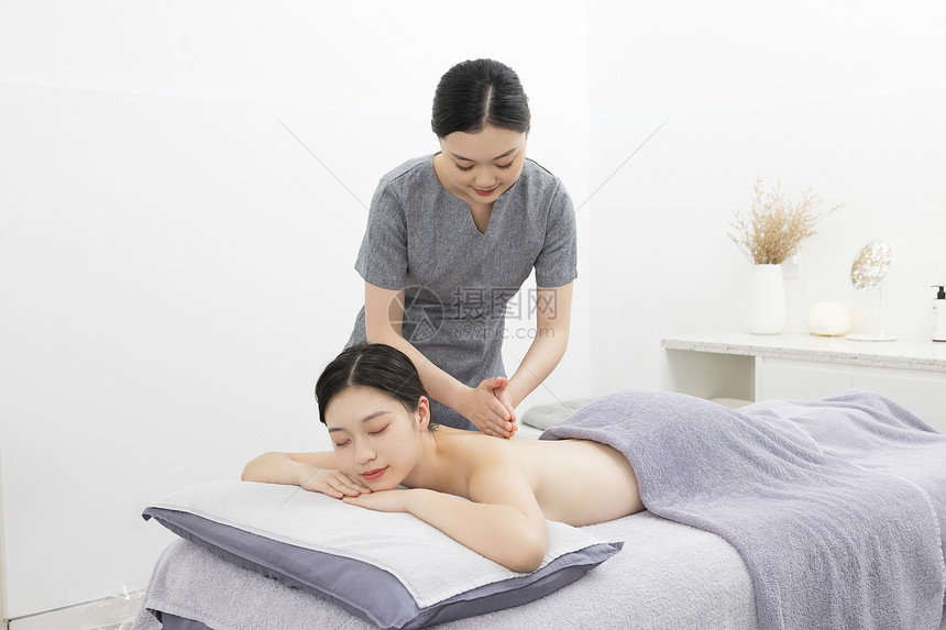 女性spa推拿按摩揉肩图片