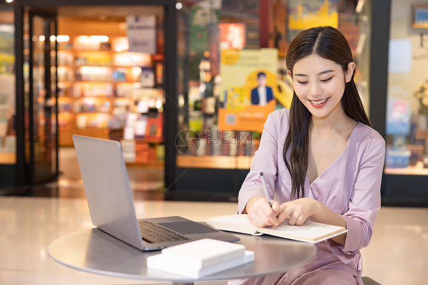 女性商场里休闲办公写字图片