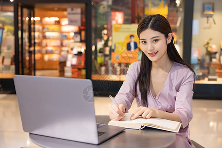 女性商场里休闲办公写字图片