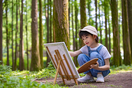 快乐暑期夏令营蹲在树林里画画的小男孩背景