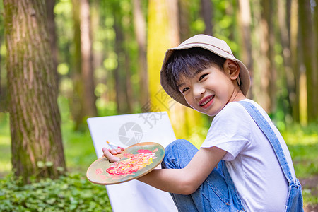 赢在暑假快乐学习在树林里画画的小男孩背景