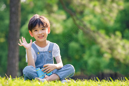 打招呼的小男孩夏日儿童打招呼背景