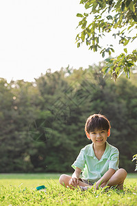 暑假户外活泼的小男孩背景图片