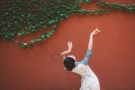 舞蹈户外素材复古红墙旗袍美女柔美舞蹈背影背景