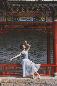 中国风美女坐在古代庭院优雅翩翩起舞图片