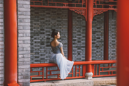 翩翩起舞人中国风美女坐在中式庭院优雅翩翩起舞背景