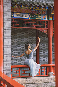 中国风美女坐在庭院优雅翩翩起舞图片