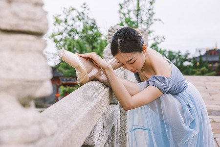 压腿舞蹈美女美女在石桥上舒展压腿背景