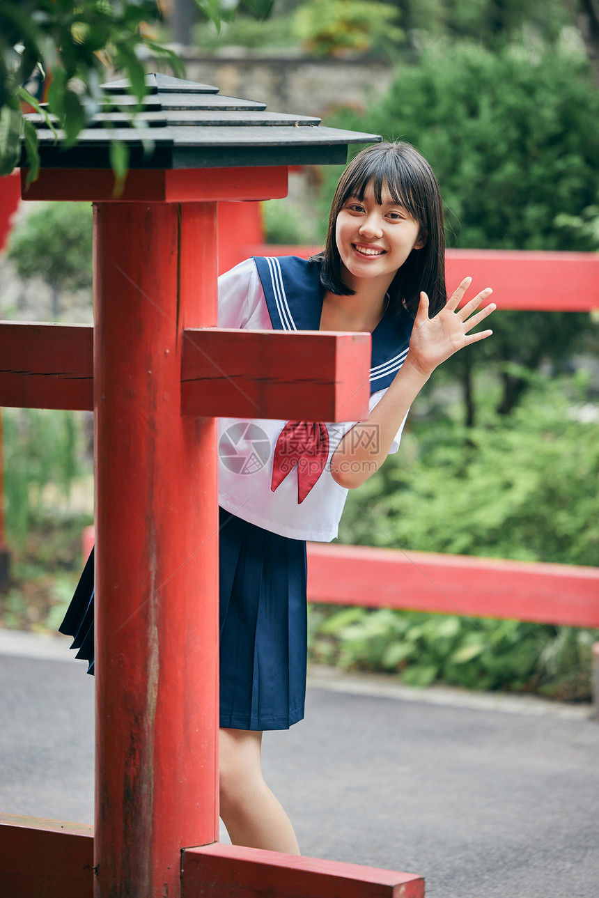 夏日身穿JK制服可爱女孩形象图片