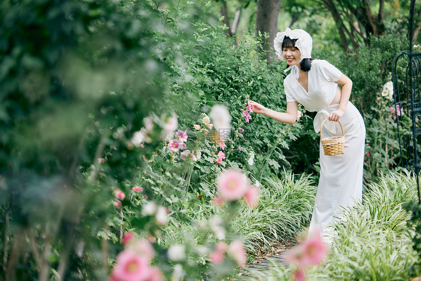 法式美女花园里散步图片