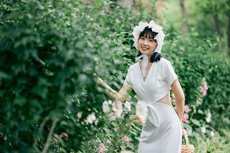 采花女法式美女花园里散步背景