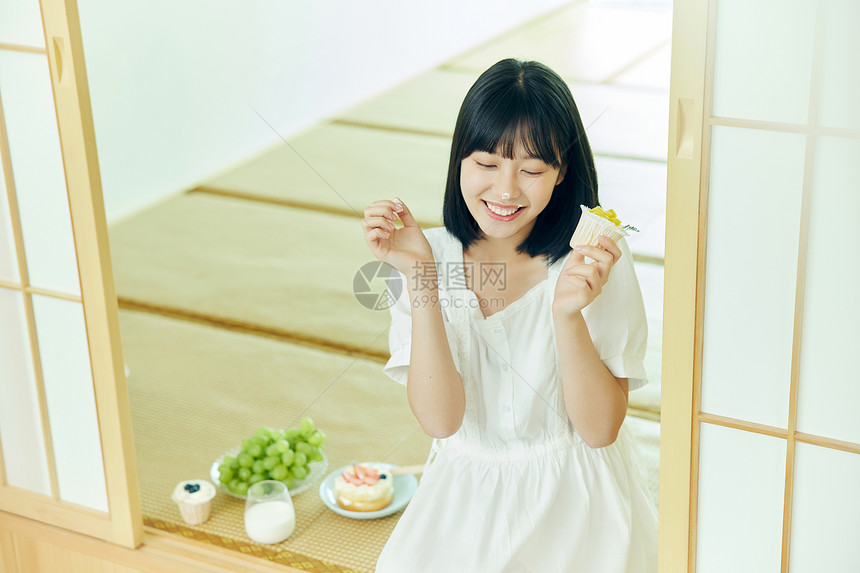 日系可爱美女吃糕点图片