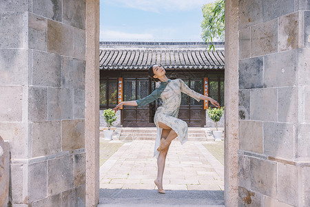 中国风庭院旗袍女性跳舞图片