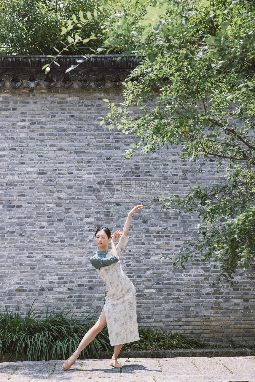 复古旗袍女性舞蹈舞姿图片