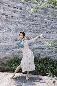 复古旗袍女性柔美跳舞背景图片