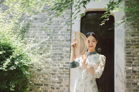 中国风旗袍柔美女性宅院里跳舞高清图片