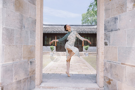 中国风旗袍柔美女性宅院里跳舞舞姿高清图片素材