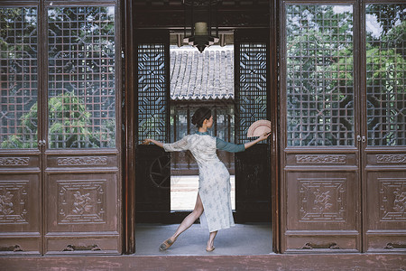 中国风旗袍柔美女性宅院里跳舞艺考高清图片素材