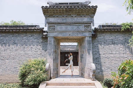 中国风旗袍柔美女性宅院里跳舞高清图片
