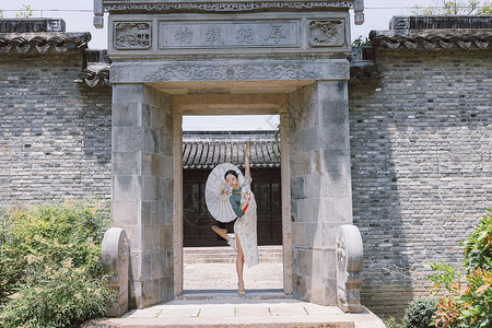 中国风旗袍柔美女性宅院里跳舞中国红高清图片素材