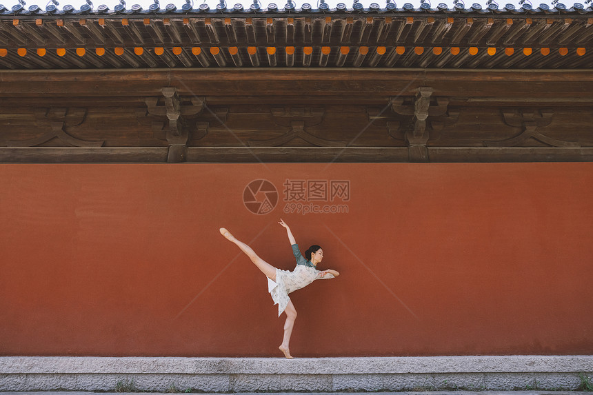 中国风复古红墙旗袍美女跳舞图片