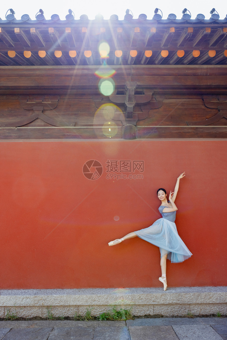 复古红墙柔美女性跳芭蕾舞图片