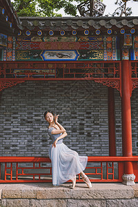 翩翩起舞人中国风美女坐在庭院优雅翩翩起舞背景