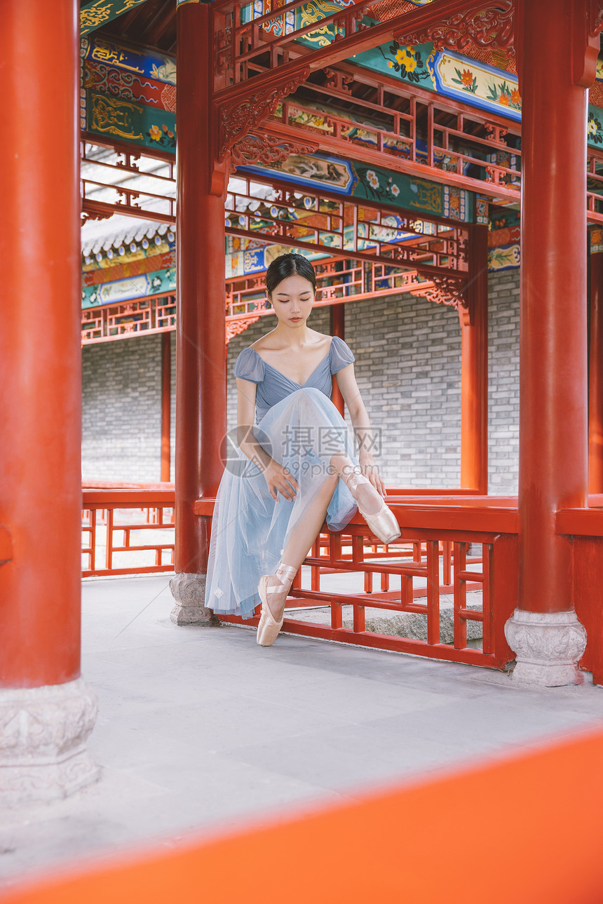 中国风美女坐在庭院优雅绑鞋带图片
