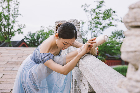 压腿舞蹈美女美女在石桥上舒展压腿背景