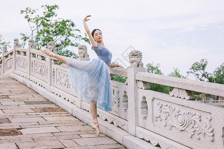 美女在石桥上跳芭蕾舞亚洲人高清图片素材