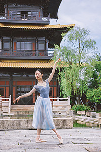 古典美女中式庭院跳舞图片