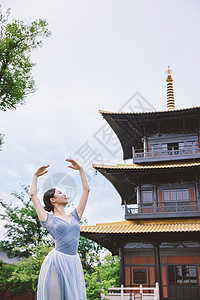 古典美女寺庙庭院跳芭蕾舞图片