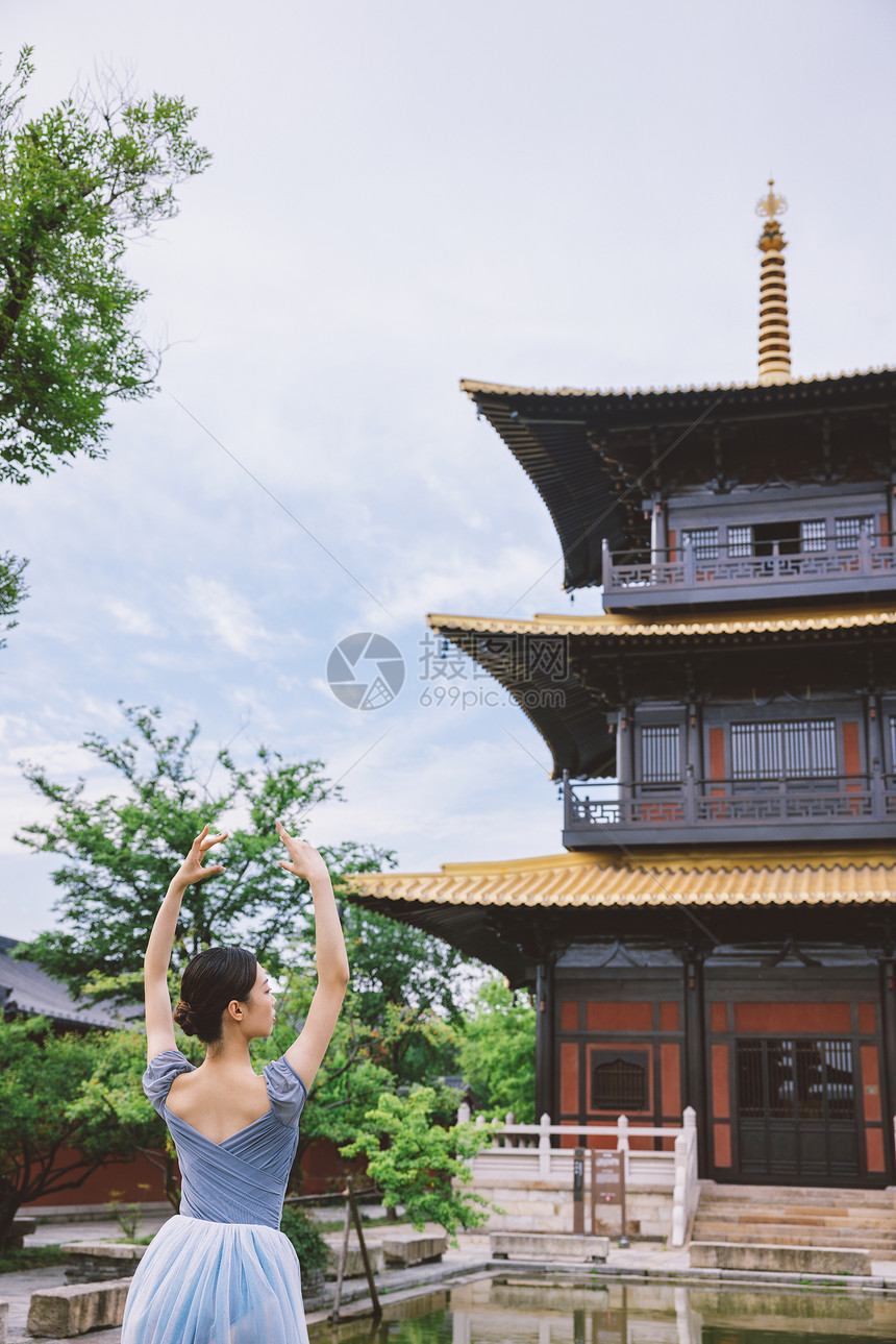 柔美女性寺庙里跳舞图片