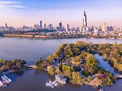 晨光里的南京玄武湖与地标建筑紫峰大厦图片素材