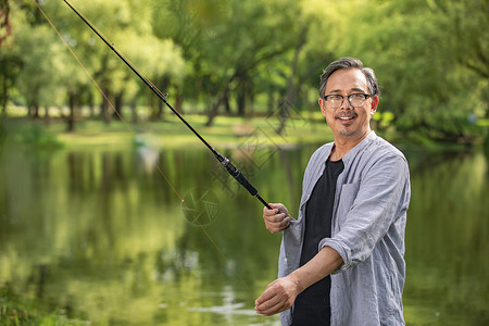 开心拿着鱼竿的渔夫背景图片