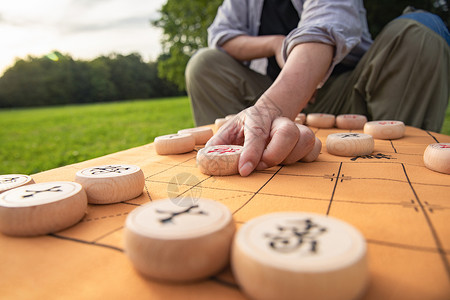 中老年人在公园里下棋手部特写图片