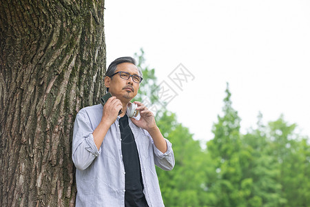 中年男性户外听音乐图片