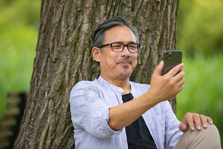 专注看手机的中年男性图片