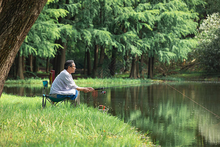 在湖边悠闲钓鱼的男性高清图片
