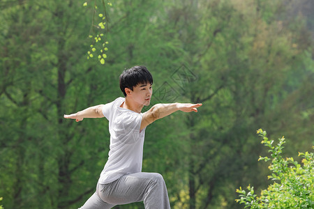 户外男性瑜伽锻炼平衡图片