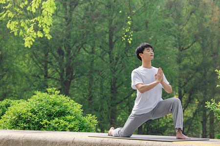 男性在户外瑜伽锻炼高清图片