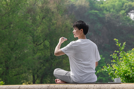 户外男性悠闲品茶图片