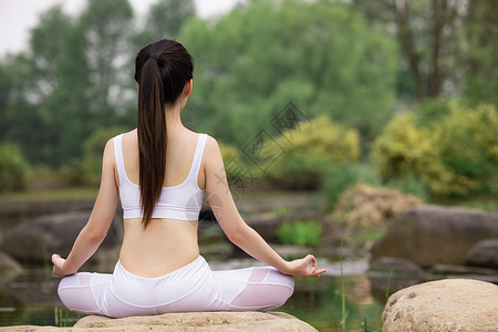 室外展示女性户外瑜伽打坐背影背景