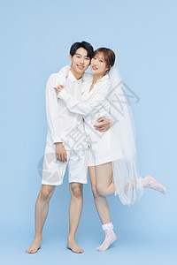 身穿白衣带头纱的韩系情侣新婚高清图片素材