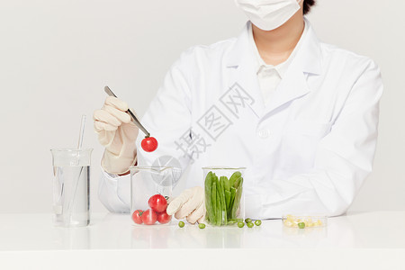 食品研究女营养师对西红柿进行质检背景